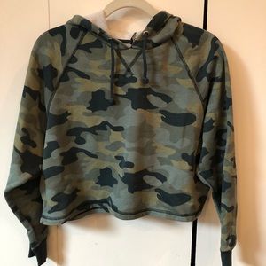 Cute hooded cropped camo sweatshirt size L